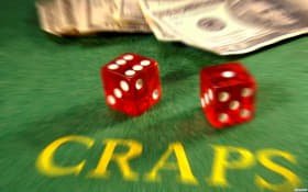Dealer live casino yang sedang melayani taruhan di vegasgg platform